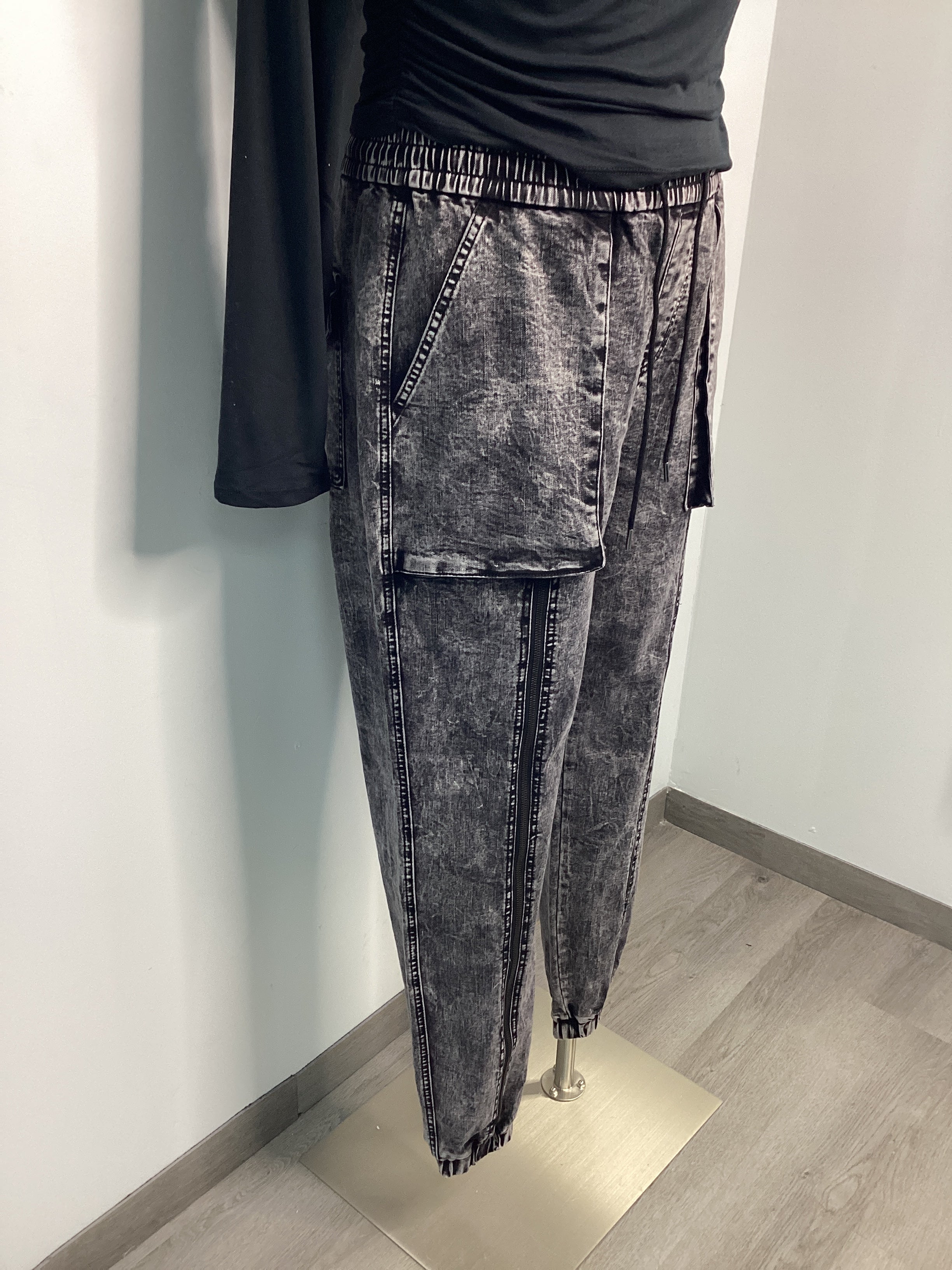Curvy- High Wasted Jogger With Zipper - Closet Space
