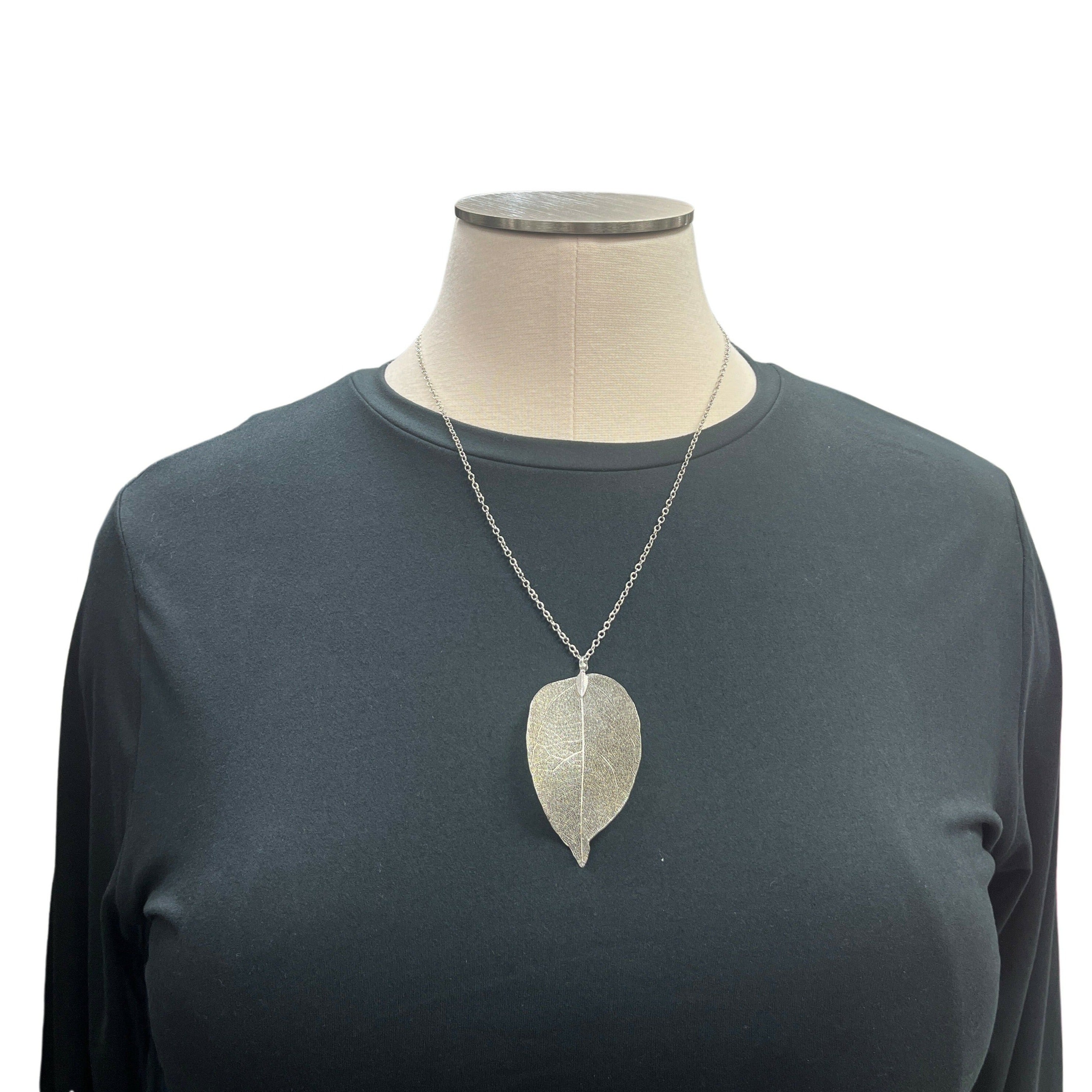 Dangling Leaf Necklace - Closet Space