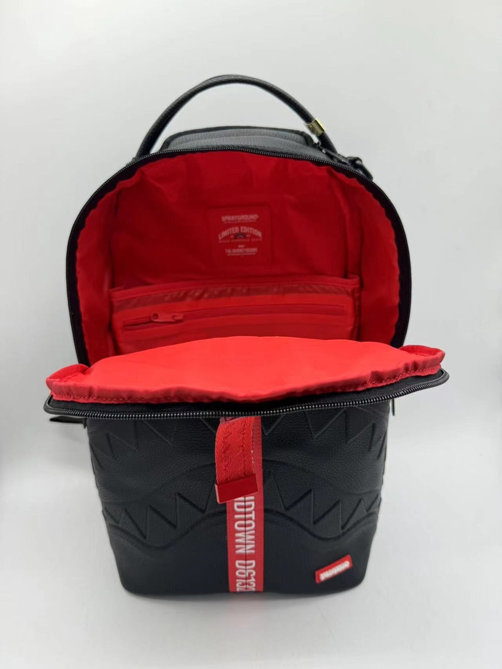 SPRAYGROUND - Shark Central Next Stop Zip DLXSV