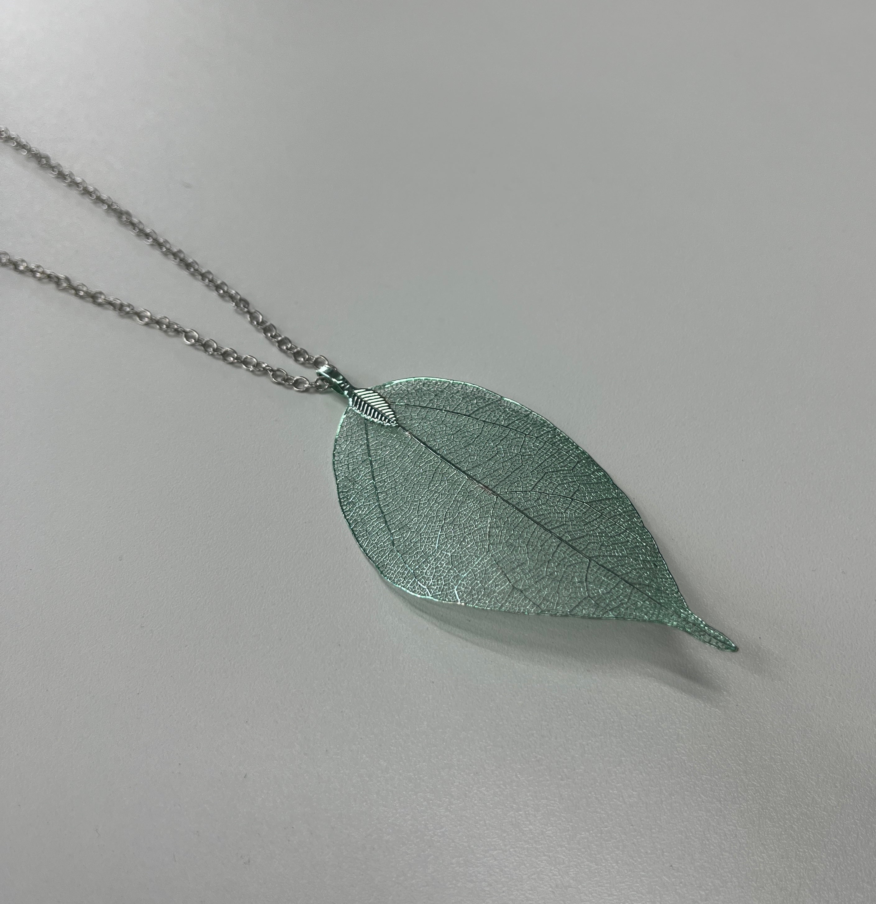 Dangling Leaf Necklace - Closet Space
