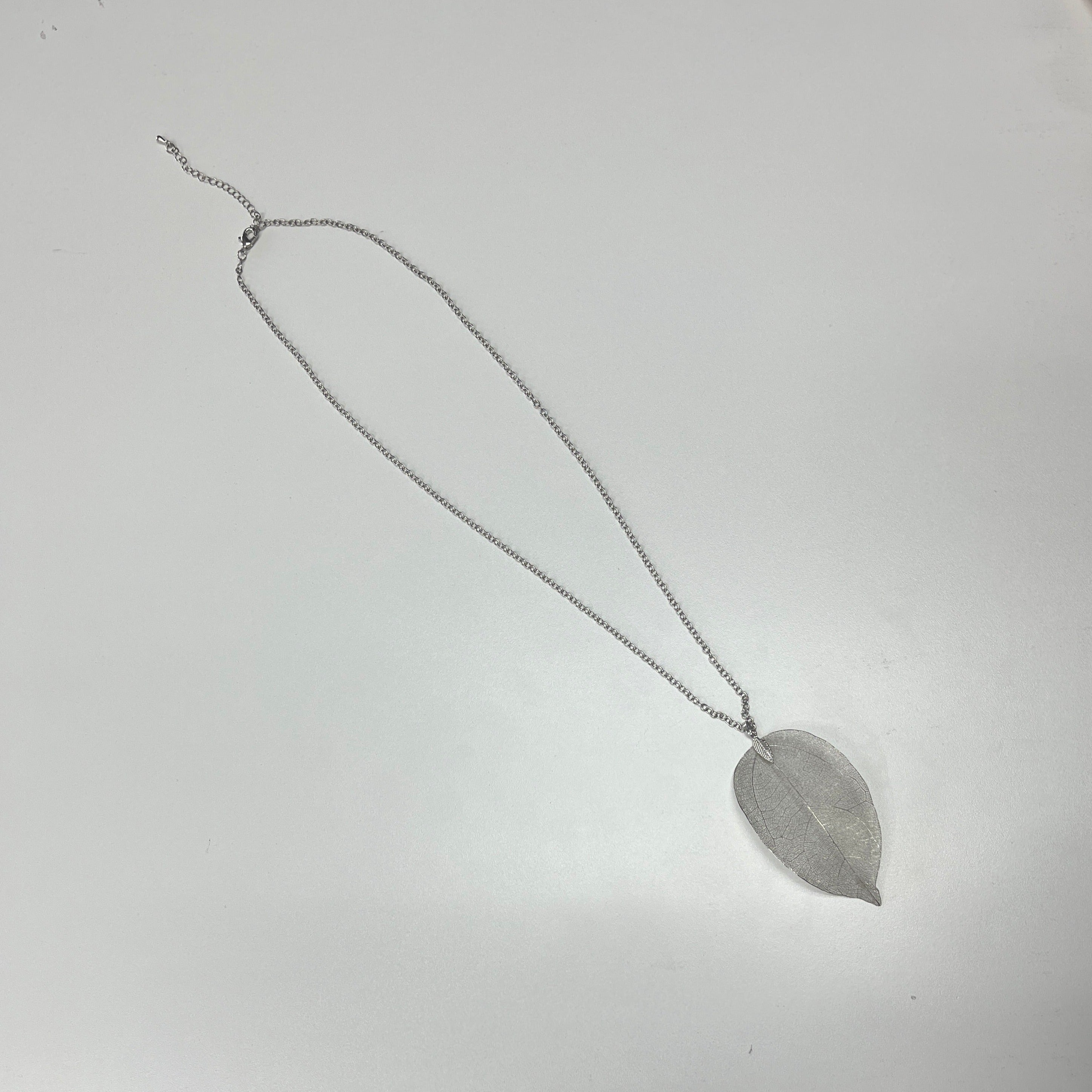 Dangling Leaf Necklace - Closet Space