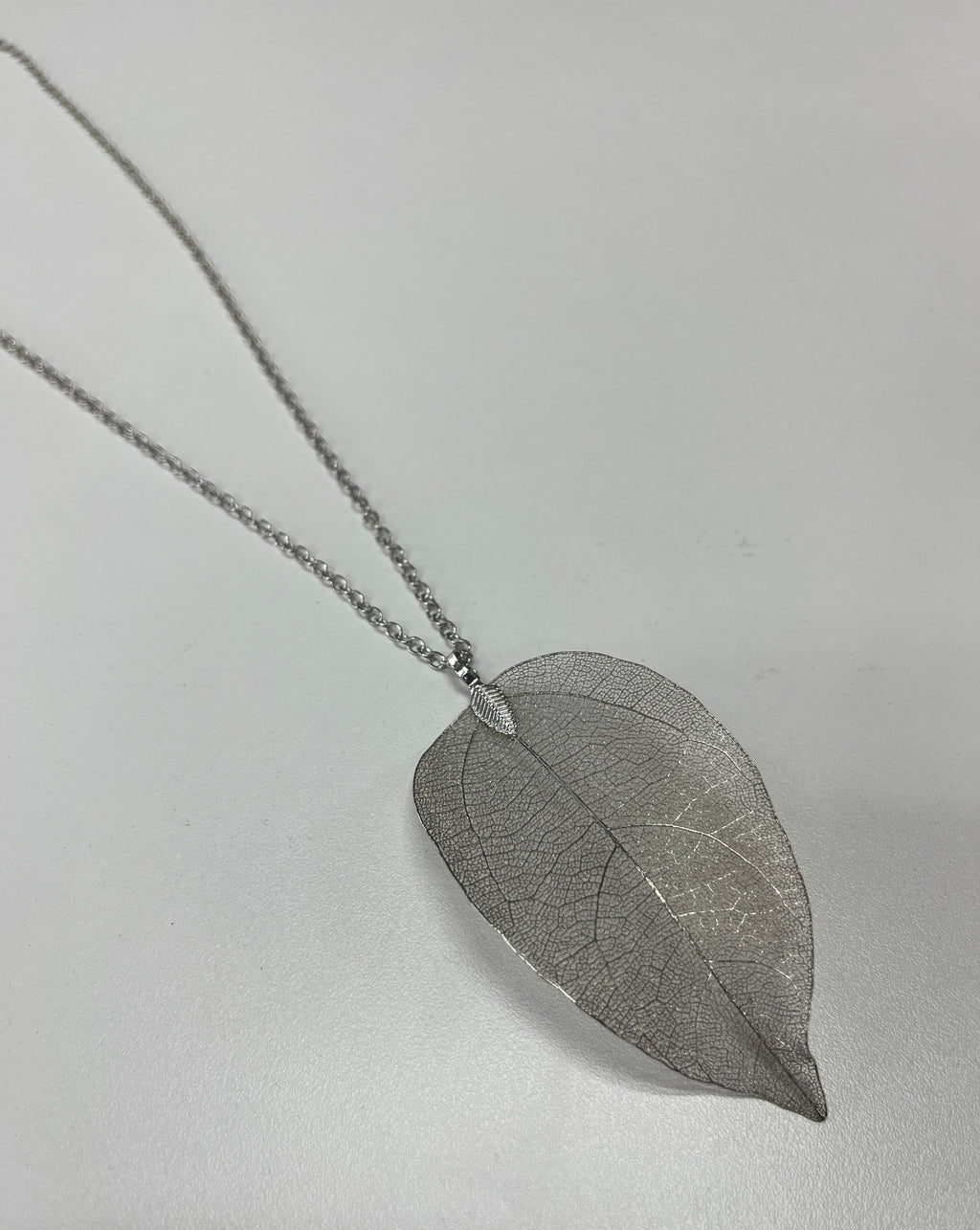Dangling Leaf Necklace - Closet Space