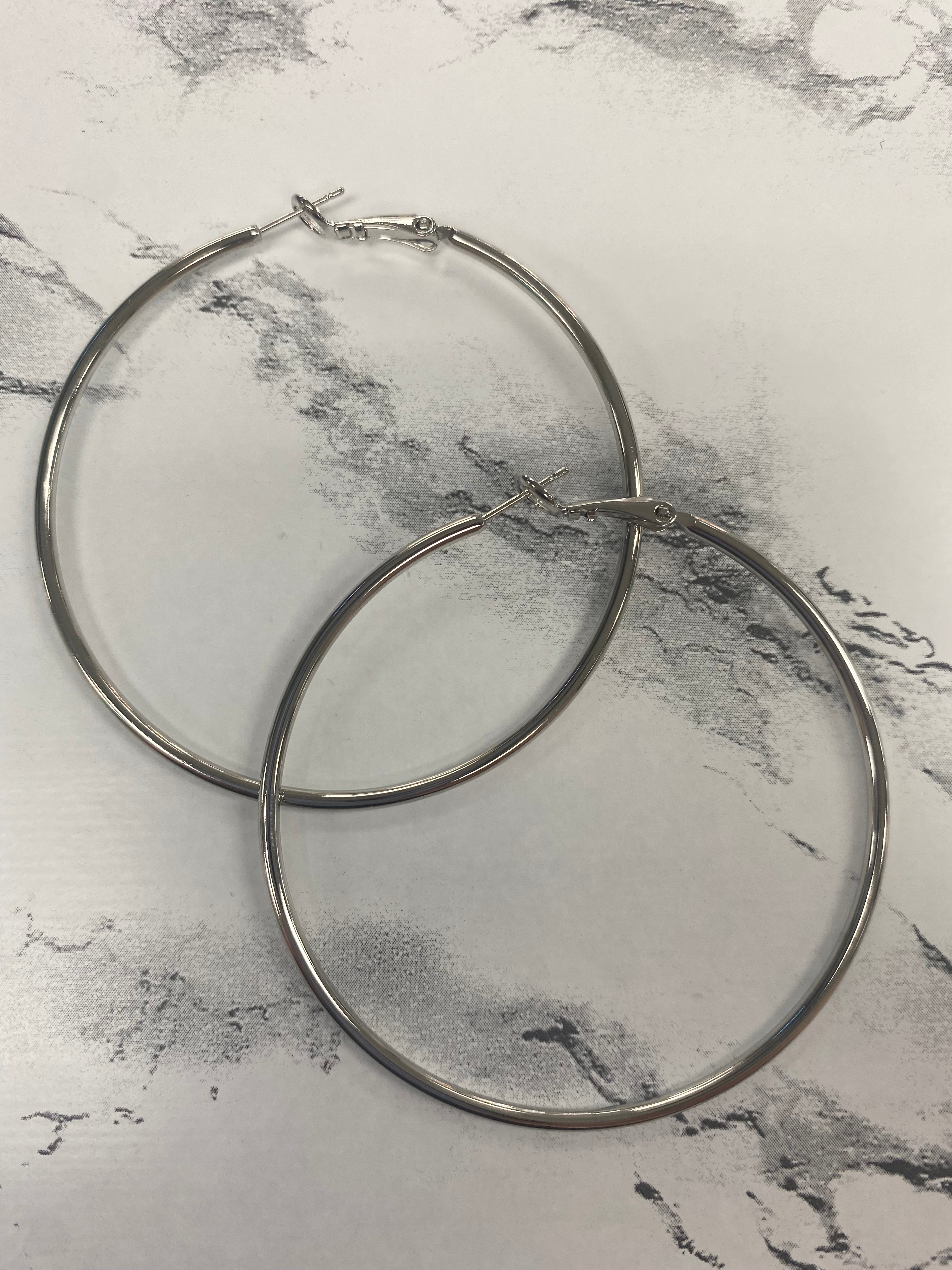 Simple Hoop Earrings - Closet Space