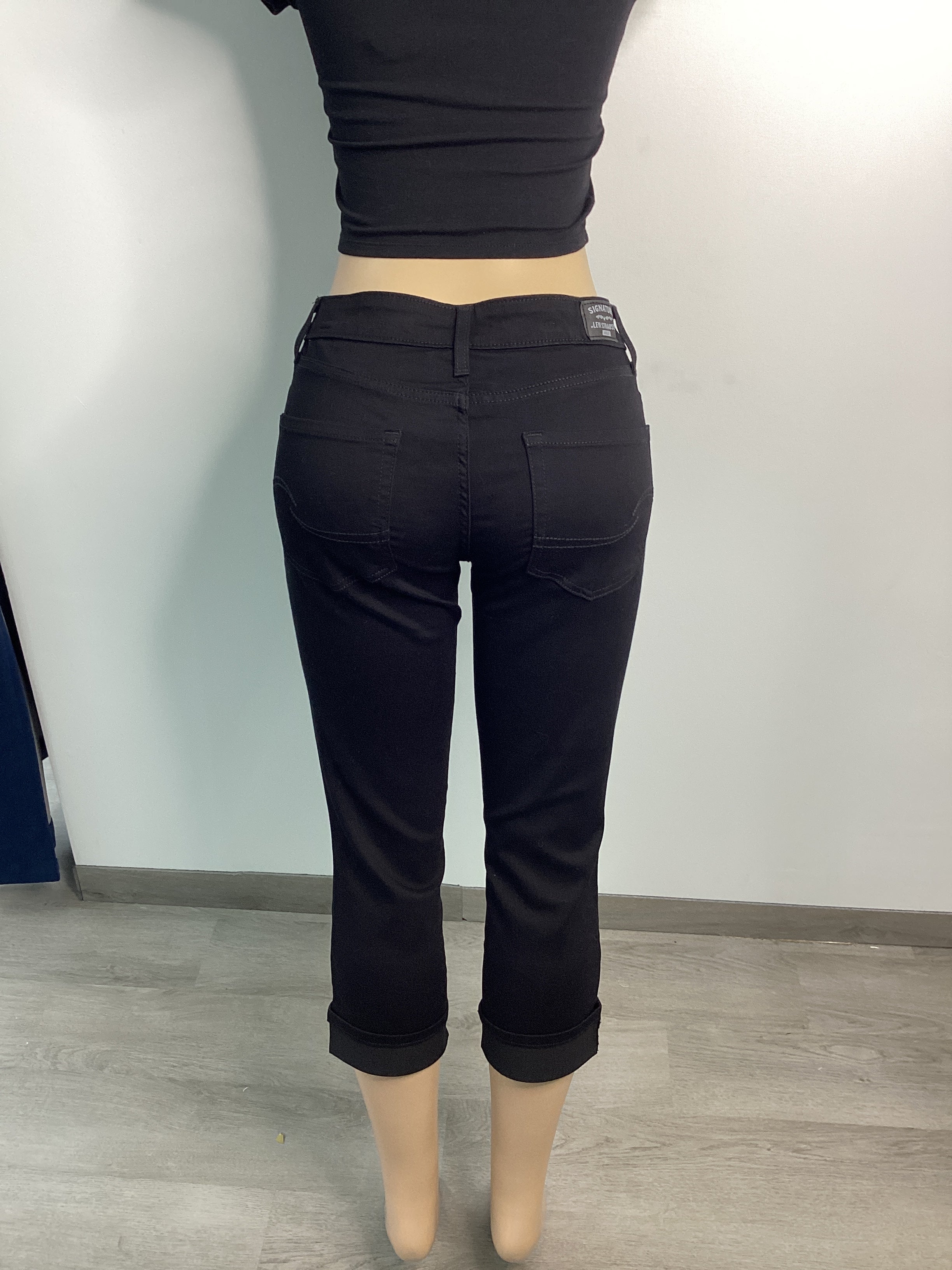 LEVI'S Black Capri - Closet Space